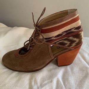 Latigo Soleil size 8 brown suede with fabric heels